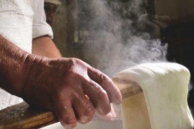 come-si-fa-la-mozzarella-fiordilatte come-si-fa-la-mozzarella-fiordilatte